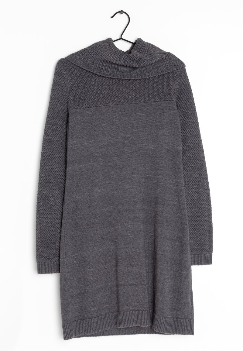 Mörkgrå stickad klänning med texturerad övre del och ribbad krage, långa ärmar och ribbad nederdel. Hänger från en svart krok.