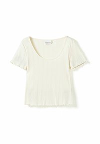 Krämfärgad T-shirt med korta ärmar och rundad halsringning, med strukturerat ribbat mönster och fransdetalj längs nederkanten och ärmsluten. Märkesetikett synlig.