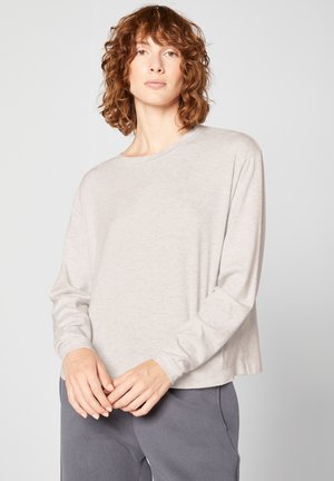 Lichtgrijs langemouwen shirt met een ronde halslijn en een relaxte pasvorm, gemaakt van zacht materiaal, met een subtiele textuur en zonder zichtbare patronen.