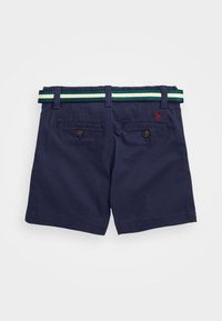 Marineblauwe korte broek met een tailleband met groene en witte strepen, twee achterzakken met knopen en een klein rood logo aan de achterkant.