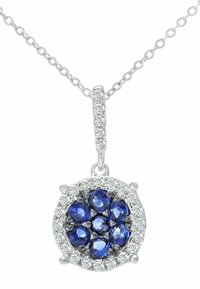 Srebrna ogrlica z obeskom, na katerem je okrogel grozd modrih dragih kamnov, obdana s kroglasto vrsto majhnih prozornih kamnov, pritrjena na verižico.