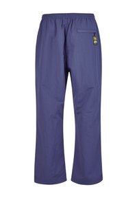 Lila leichte Cargo-Hose mit einem elastischen Bund, einer Gesäßtasche und einem kleinen Logostick auf der vorderen linken Seite. Glatte Textur.