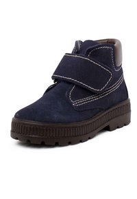 Stivale alla caviglia in suede blu navy con una ampia fascia in velcro, cuciture a contrasto e suola in gomma testurizzata.