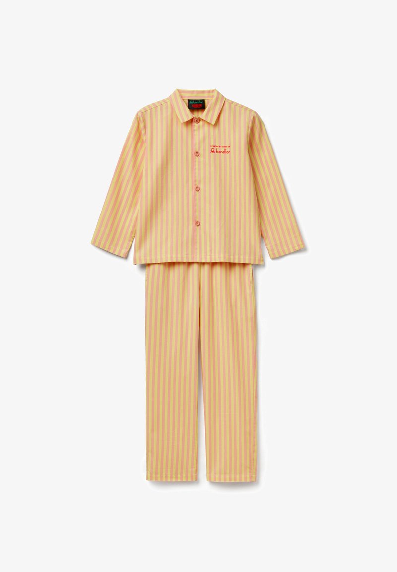 Gestreept pyjamaset bestaat uit een overhemd met lange mouwen met knopen, met roze en gele strepen, en bijpassende broek, gemaakt van zachte stof.