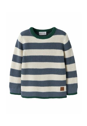 Pull tricoté pour enfant avec larges rayures horizontales grises et blanches et liseré vert au col et aux poignets, présenté à plat sur fond blanc.