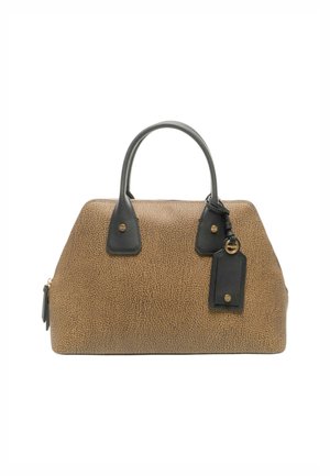 Borsa marrone con texture, manici neri e targhetta nera attaccata, con accessori in metallo color oro e chiusura con cerniera sul lato.