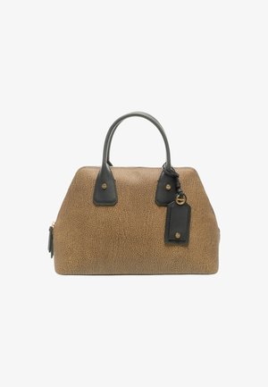 Borsa marrone con texture, manici neri e targhetta nera attaccata, con accessori in metallo color oro e chiusura con cerniera sul lato.