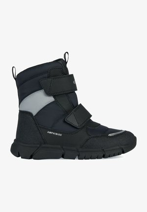 Bottes noires imperméables avec des sangles Velcro, présentant un mélange de matériaux synthétiques texturés et une semelle robuste pour une adhérence optimale.