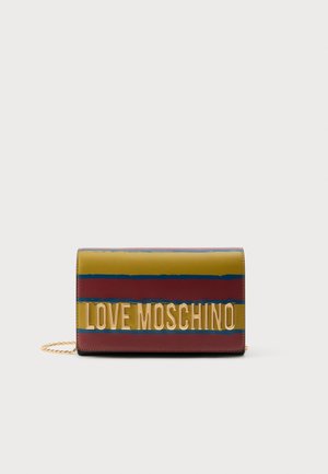 Bolso pequeño rectangular con rayas horizontales en mostaza, azul marino y rojo oscuro y correa de cadena dorada, con letras doradas "LOVE MOSCHINO".