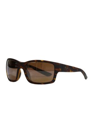 Gafas de sol con lentes rectangulares marrones tintados y montura oscura efecto carey, la patilla lateral presenta un pequeño detalle de logo dorado.