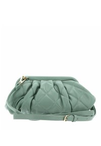 Quiltad grön läderhandväska med en mjuk, pösig design, som har en guldfärgad dragkedja och en justerbar rem. Slät yta med diamantmönster.