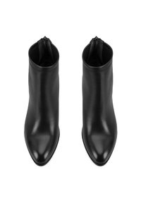 Botas de cuero negras hasta el tobillo con punta afilada, textura suave y cierre de cremallera en la parte trasera. Diseño elegante y ajustado.