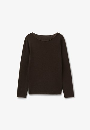 Brązowy sweter z dzianiny z okrągłym dekoltem i długimi rękawami. Tkanina ma miękką fakturę i lekko luźny fason.