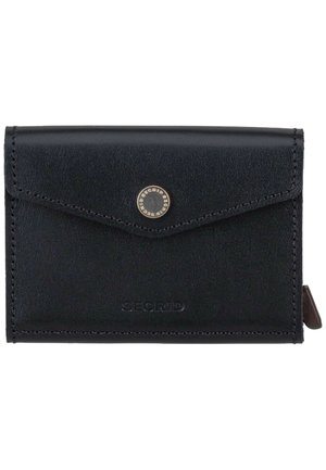 Cartera de cuero negro con solapa asegurada por un botón metálico redondo y una pequeña lengüeta en el lado derecho para abrir.