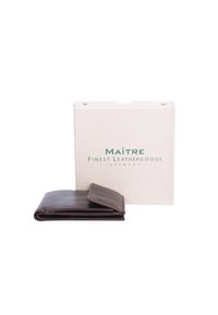 Portafoglio in pelle marrone con una texture liscia, aperto e piegato, accanto a una scatola di cartone chiaro etichettata "MAÎTRE Finest Leathergoods Germany."