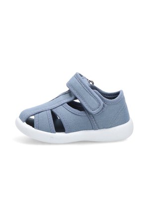 Sandalia azul para niño pequeño con suela blanca, tira ajustable de velcro y punta abierta, diseñada para comodidad y soporte.