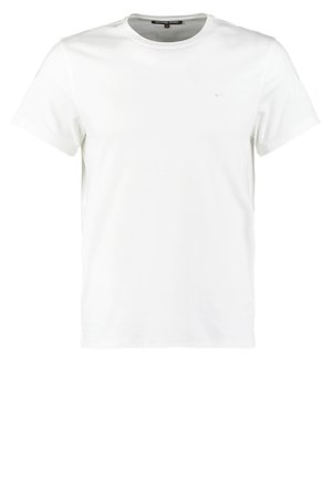 T-shirt bianco in cotone con colletto rotondo e maniche corte. Presenta un logo discreto sul petto. Texture morbida, vestibilità standard.