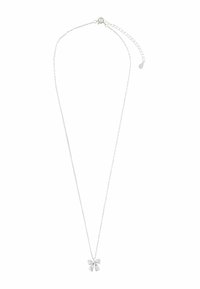 Sølvhalskæde med vedhæng formet som en sløjfe. Kæden er delikat med små led og en justerbar lås bagpå.