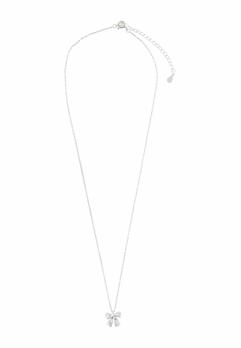 Sølvhalskæde med vedhæng formet som en sløjfe. Kæden er delikat med små led og en justerbar lås bagpå.