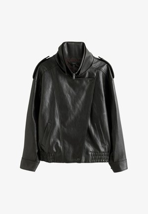Chaqueta negra de cuero sintético con cuello alto, cremallera asimétrica, bolsillos laterales, hombreras y detalle de dobladillo elástico.