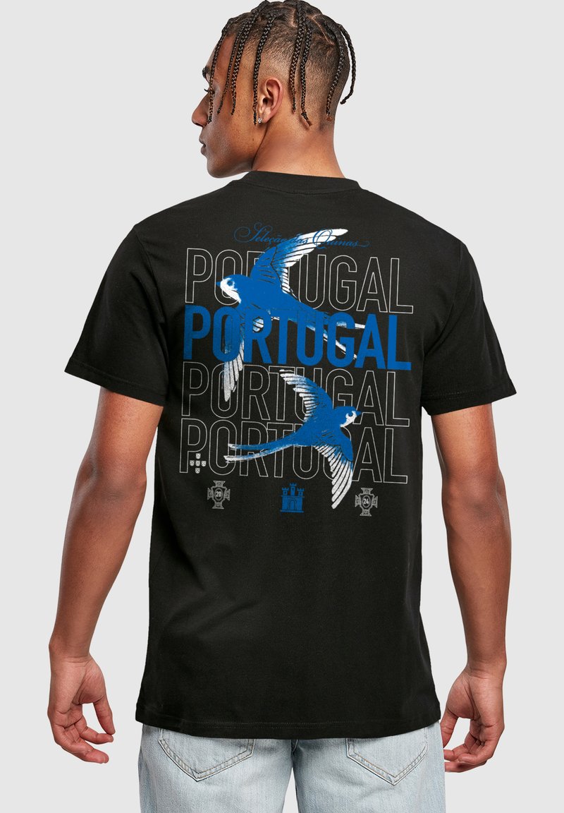 Crna pamučna majica s plavim i bijelim grafičkim motivima ptica i ponovljenim tekstom "PORTUGAL". Kratki rukavi i standardni kroj.