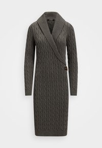 Robe de pull en tricot gris avec un col châle, des manches longues et une fermeture par boutons sur le côté. Le tissu présente un motif texturé en relief.