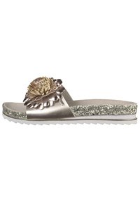 Metallisk silverfärgad slide sandal med en stor texturerad blommaaccent och en glittrig mellansula. Har en vit gummisula med ett zigzag-mönster.