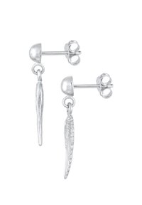 Sølv stud øreringe med forlængede vinge charms med indgraverede detaljer, poleret finish og standard push-back lukninger.