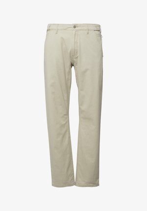 Beige herenhosen met rechte pijpen, voorzien van knoop- en ritssluiting, riemlussen en zijzakken, vooraanzicht op een witte achtergrond.