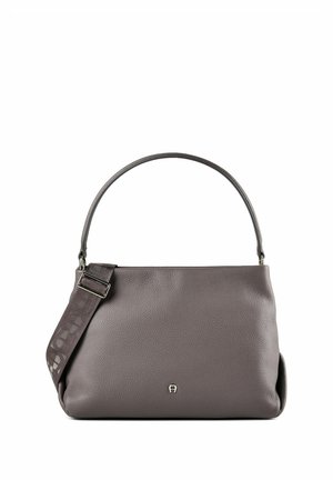 Borsa a mano in pelle testurizzata grigio scuro con manico corto e ampio tracolla in tessuto regolabile con un motivo delicato.