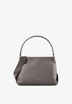 Sac à main en cuir texturé gris foncé avec une poignée courte et une large bandoulière en tissu réglable présentant un motif subtil.
