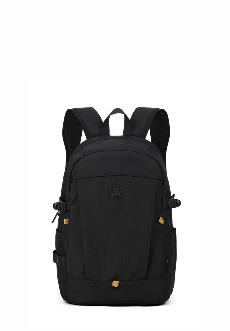 Zaino nero con spallacci imbottiti, tasche con cerniera e dettagli dorati. Realizzato in tessuto resistente con una texture liscia e dettagli del logo.