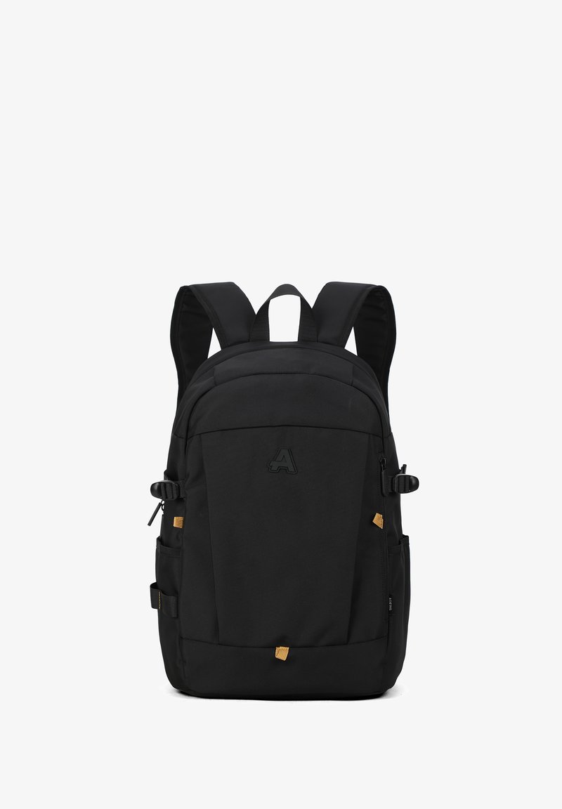 Zaino nero con spallacci imbottiti, tasche con cerniera e dettagli dorati. Realizzato in tessuto resistente con una texture liscia e dettagli del logo.