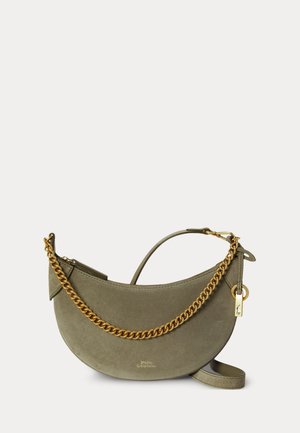 Sac à main demi-lune en daim vert olive avec détail chaîne dorée, fermeture éclair dorée et petit charme cadenas doré sur fond uni.