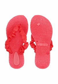 Roze flip-flops met gerimpelde satijnen banden, gestructureerde rubberen zolen en gegraveerde merknamen. Lichtgewicht en casual ontwerp.