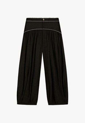 Sorte vidde bukser med rynket stof, elastiske manchetter, hvid topstikning og enkelt knaplukning ved taljen.