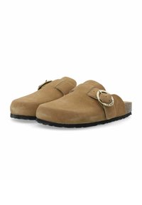 Braune Wildlederschuhe mit runder Zehenpartie, einem Riemen mit einer Metall-Schnalle und einer strukturierten schwarzen Gummisohle. Einfaches, lässiges Design zum Hineinschlüpfen.