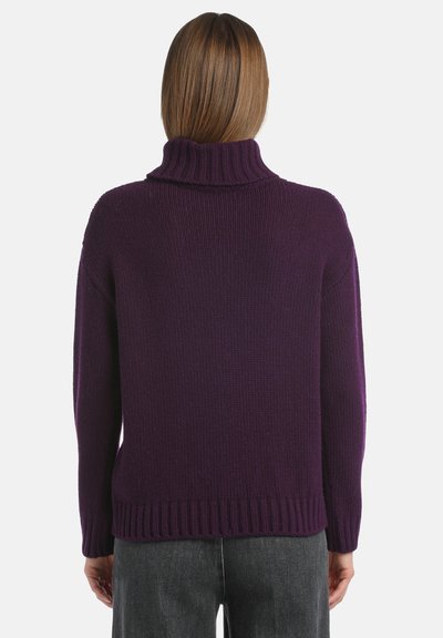 Pulover purpuriu tricotat, cu guler înalt, răsucit, mâneci lungi și tiv răsucit. Vedere din spate care arată țesătura texturată și croiul lejer.