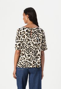 Korte mouwen blouse van lichtgewicht stof met een beige en zwart dierenprint, voorzien van een sleuf detail aan de achterkant en een ontspannen pasvorm.