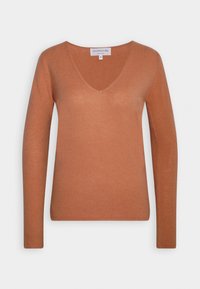 Pull marron doux à manches longues avec col en V, texture côtelée, petite étiquette logo à l'intérieur de l'encolure et silhouette ajustée.