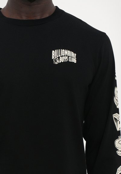 Sort langærmet skjorte med et hvidt "Billionaire Boys Club" logo på brystet og gentagne designs langs ærmet.