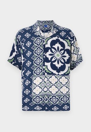Chemise à manches courtes en bleu marine avec des motifs floraux et géométriques, dotée d'une fermeture à boutons, d'un tissu doux et d'accents contrastants verts et blancs.