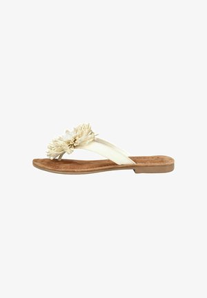 Beige platte teenslipper met zachte bruine binnenzool en grote decoratieve stoffen bloem op bandje, geïsoleerd op witte achtergrond.