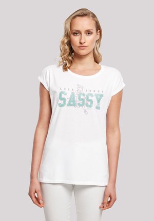 Weißes Baumwoll-T-Shirt mit einem grafischen Druck von "Lola Bunny" und dem Wort "SASSY" in Mintgrün, mit aufgerollten kurzen Ärmeln und einem lockeren Schnitt.