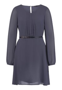 Robe longue grise foncée à manches longues, longueur genoux, avec devant plissé, encolure ronde, détail œillet et ceinture fine noire à la taille.