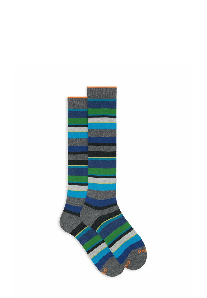 Calze a righe che presentano una combinazione di colori blu, verde, grigio e nero, con una parte superiore a costine e un accento arancione vicino all'unghia.
