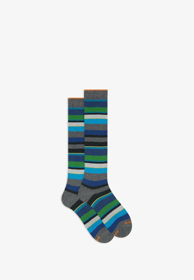 Calze a righe che presentano una combinazione di colori blu, verde, grigio e nero, con una parte superiore a costine e un accento arancione vicino all'unghia.