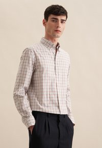 Camicia button-up bianca con un motivo a quadri marrone e beige. Maniche lunghe, colletto a punta e una vestibilità slim.