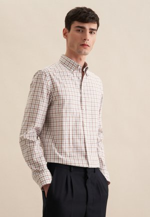 Camicia button-up bianca con un motivo a quadri marrone e beige. Maniche lunghe, colletto a punta e una vestibilità slim.