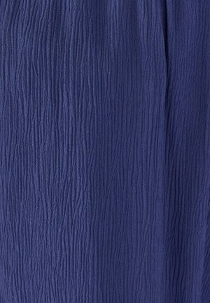 Tela azul marino con una sutil textura arrugada vertical que crea un patrón de franjas onduladas.